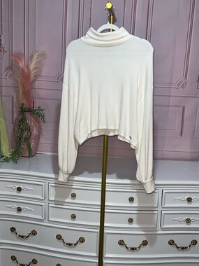 Hollister Cropped White Knit Long Sleeve Blouse